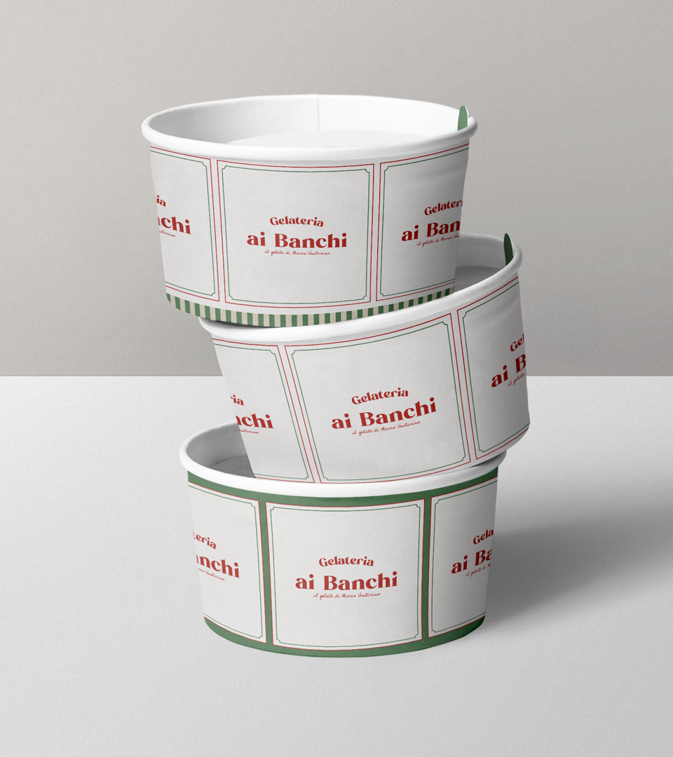 Applicazioni del brand Gelateria Ai Banchi tra identità visiva e spazio fisico, qui le copette da gelato