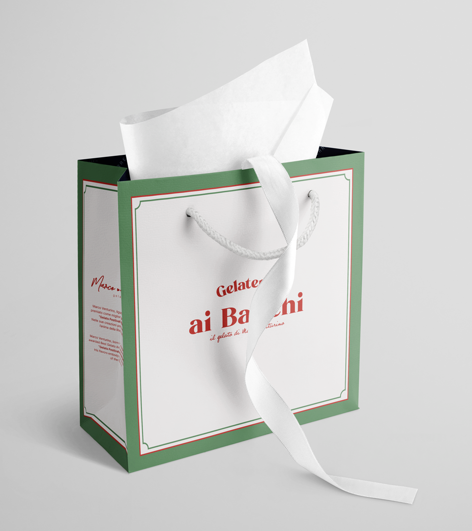 Applicazioni del brand Gelateria Ai Banchi tra identità visiva e spazio fisico, qui la borsa